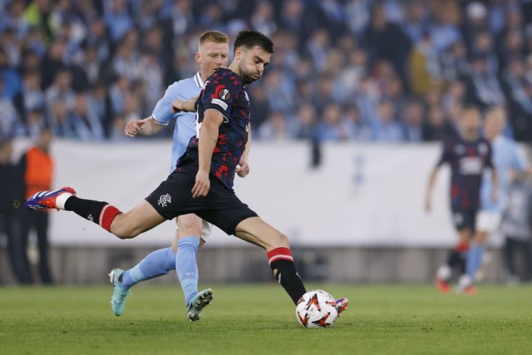 JB 40 Malmö - Hráè Rangers Robin Propper (vpredu) v súboji s Andersom Christiansenom z Malmö v zápase 1. kola ligovej fázy Európskej ligy Malmö FF - Glasgow Rangers v Malmö 26. septembra 2024. FOTO TASR/AP

Rangers' Robin Propper, front, and Malmo's Anders Christiansen in action during the Europa League opening phase soccer match between Malmo FF and Rangers FC at Malmo New Stadium in Malmo, Sweden, Thursday Sept. 26, 2024. (Andreas Hillergren/TT via AP)