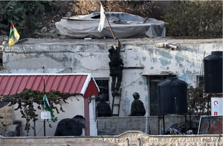 3 (15.00 uur) Israeli soldiers filmed pushing bodies off roof in deadly West Bank assault