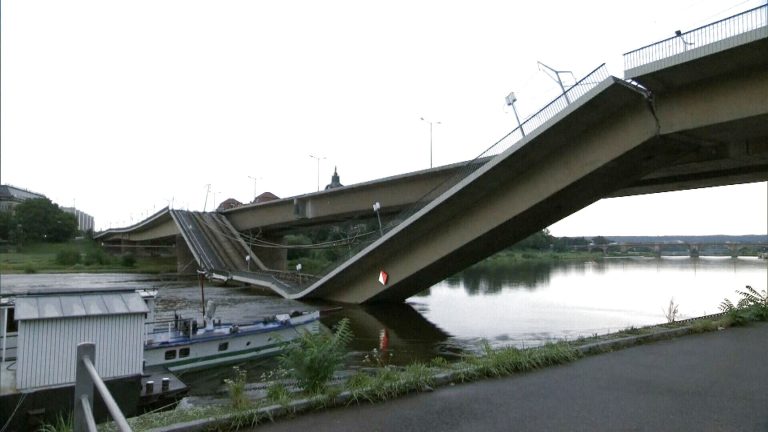 4 Dresden verstevigt deels ingestorte brug om verdere instorting te voorkomen