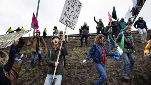 4 OM wil dertien klimaatactivisten vervolgen voor 'veroorzaken gevaar' bij XR-blokkades A10