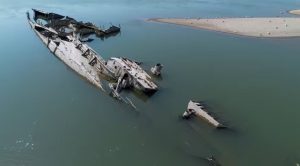 6 (02.00 uur) Duitse WO II-wrakken zichtbaar door lage waterstand van Donau ol