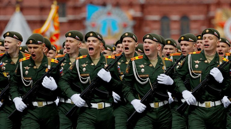 6 Putin orders Russia to boost size of army