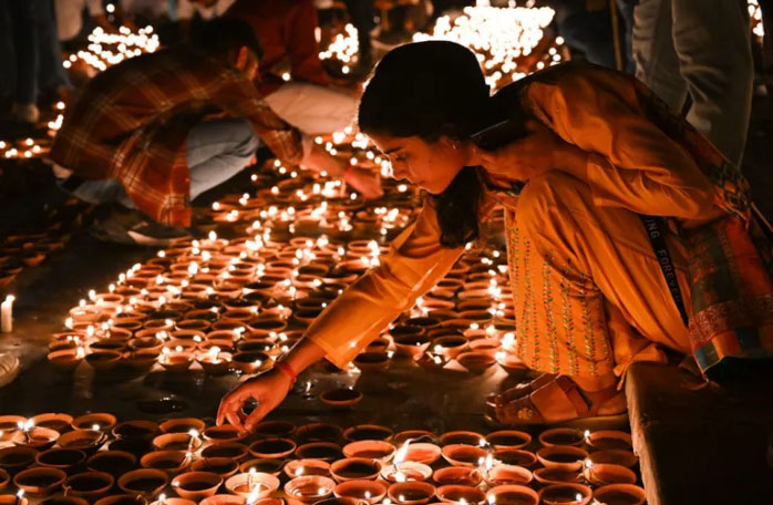 1 (17.00 uur)India celebrates Diwali