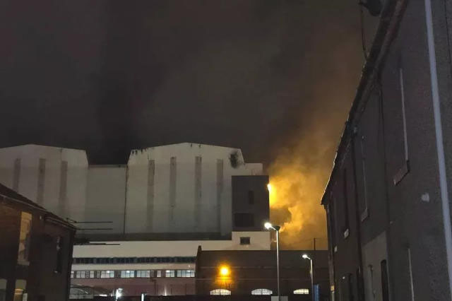 5 (22.00 uur) ‘No nuclear risk’ after huge fire breaks out in vicinity of UK submarine shipyard