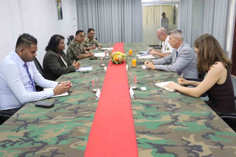 Frankrijk-en-Suriname-bespreken-militaire-samenwerking