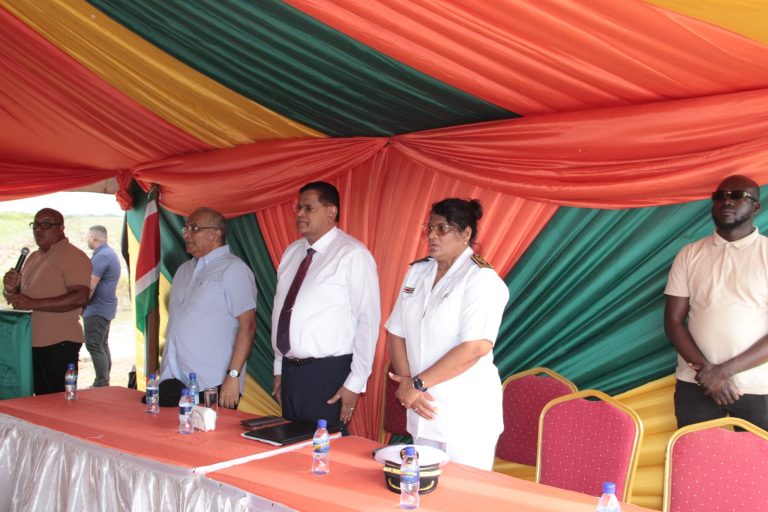 President Santokhi geeft startsein voor projecten in Nickerie