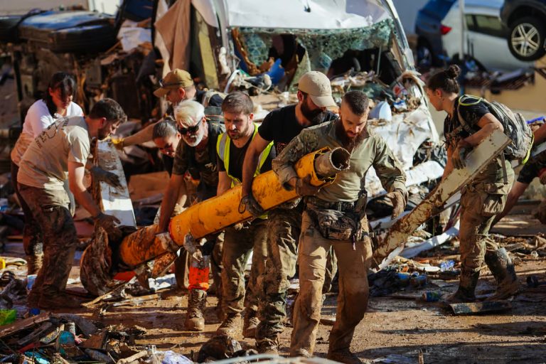 4 (22.30 uur) Spain deploys 10,000 more soldiers and police to flooded Valencia region