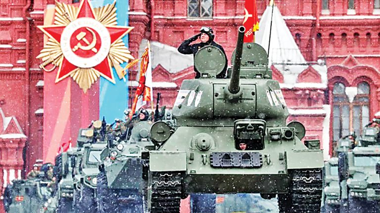 12-Putin-hails-army-'heroes'-and-warns-off-West-in-WW2-parade