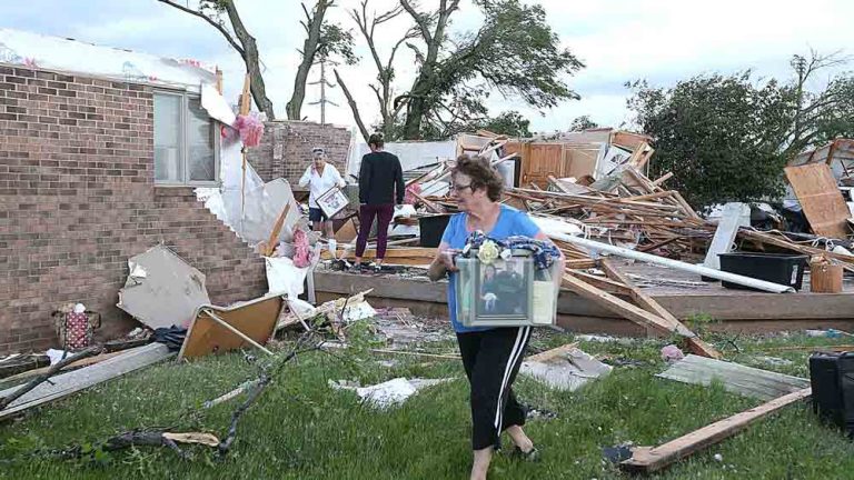 Meerdere-doden-en-spoor-van-vernieling-door-tornado