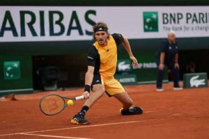 Tsitsipas-knokt-zich-langs-Altmaier-naar-derde-ronde-op-Roland-Garros