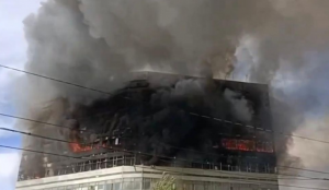 1 Acht doden bij enorme brand in Moskou, mensen springen uit gebouw