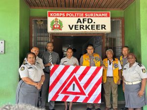 1 Lions Club Paramaribo Central overhandigt verkeersvlaggen aan KPS