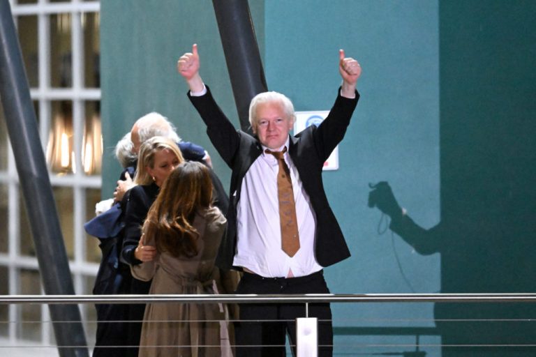 WikiLeaks founder Julian Assange gestures at supporters after arriving at Canberra Airport, Canberra, Australia June 26, 2024. AAP Image/Lukas Coch via REUTERS  ATTENTION EDITORS - THIS IMAGE WAS PROVIDED BY A THIRD PARTY. NO RESALES. NO ARCHIVE. AUSTRALIA OUT. NEW ZEALAND OUT.