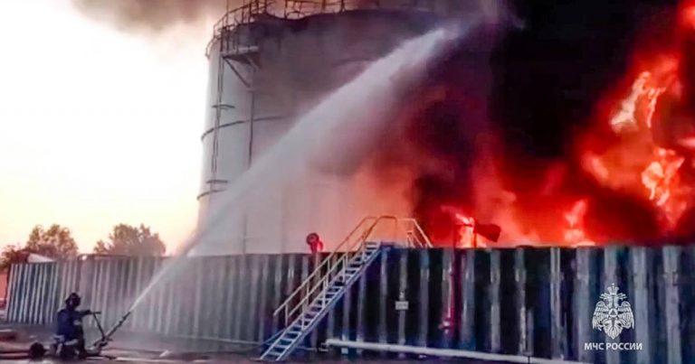 4 OEKRAÏNE. Brand in olieraffinaderij na nachtelijke droneaanval in Rusland