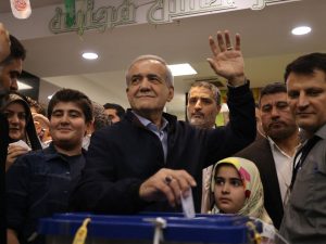 7 Iraniërs mogen langer stemmen voor opvolger