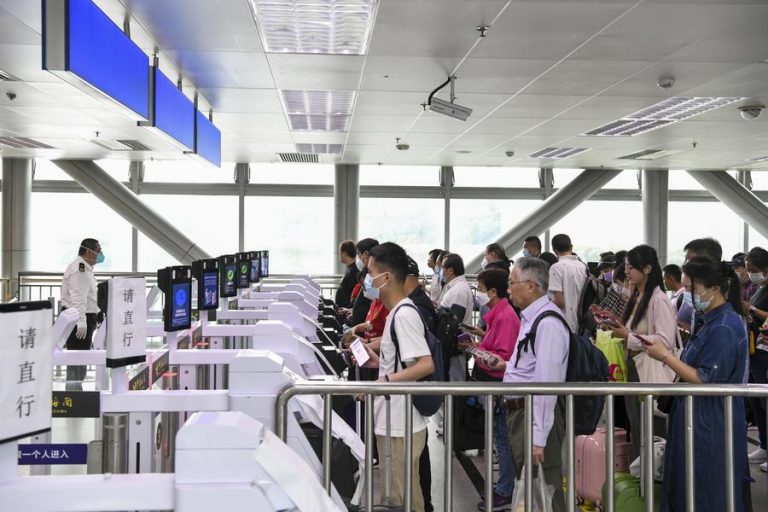 (230503) -- SHENZHEN, May 3, 2023 (Xinhua) -- Travelers enter Shenzhen at Luohu Port in Shenzhen, south China's Guangdong Province, on May 3, 2023. The port is handling large customs clearance volumes as the five-day May Day holiday comes to an end. (Xinhua/Liang Xu)