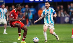 Canadese speler slachtoffer van racistische uitingen na tackle op Messi