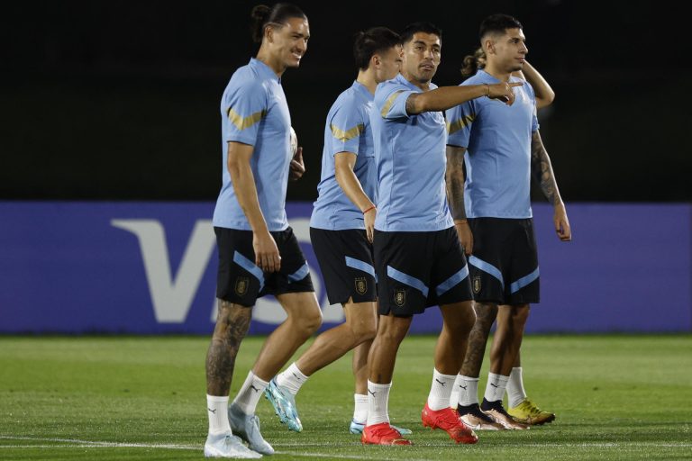 Luis Suárez conversa con Darwin Núñez durante un entrenamiento de la selección uruguaya en el Mundial de Qatar. EFE/ Rodrigo Jiménez