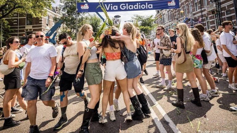 1 (03.30 uur) 41.500 wandelaars bemachtigen Vierdaagsekruisje cr