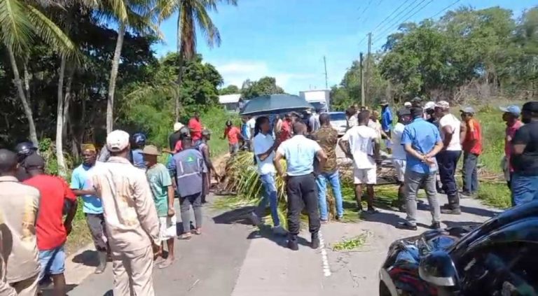 2-Coronie-residents-barricade-road