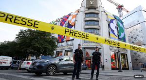 2 Politieman ernstig gewond na mesaanval bij Champs-Élysées in Parijs