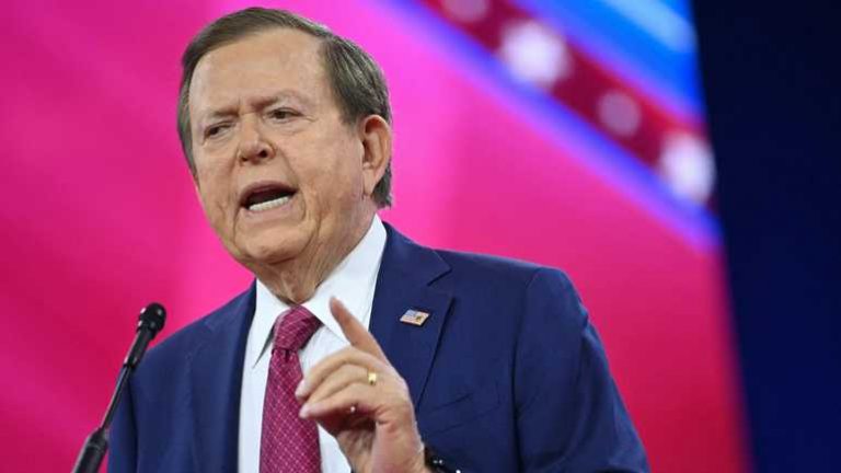 3 (19.30 uur) Conservatieve Amerikaanse tv-commentator en ’vriend van Trump’ Lou Dobbs (78) overleden