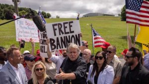 6 Trump-adviseur Bannon meldt zich bij gevangenis voor celstraf