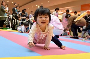 7 Japan wil meer baby's en vraagt jongeren waarom ze niet trouwen