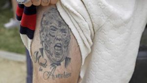 8 Trump-fans laten iconische foto na moordaanslag tatoeëren