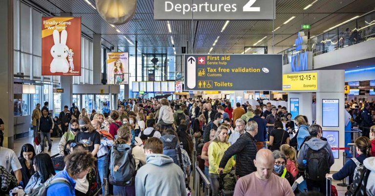 KLM roept reizigers geannuleerde of ernstig vertraagde vluchten op niet naar Schiphol te komen