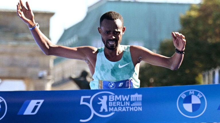 02 15.00 Ethiopiër Mengesha wint jubileumeditie Berlijnse marathon