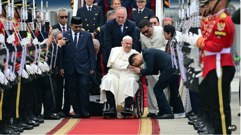 1 (direct) 87-jarige paus Franciscus begint aan marathonreis door het Verre Oosten