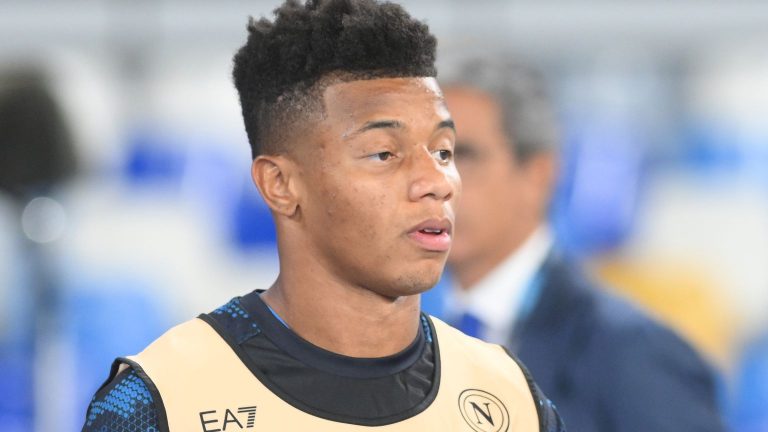 12.00 Oud-Ajacied Neres overvallen bij stadion Napoli