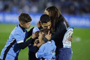 13.00 Emotioneel afscheid Suárez bij Uruguay