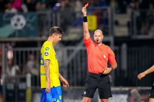 14.00 Michiel Kramer moet 3 duels toekijken na elleboogstoot tegen AZ