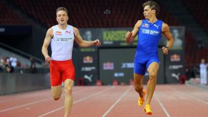 16.00 Polsstokgigant Duplantis loopt 100 meter en wint in opvallend snelle tijd