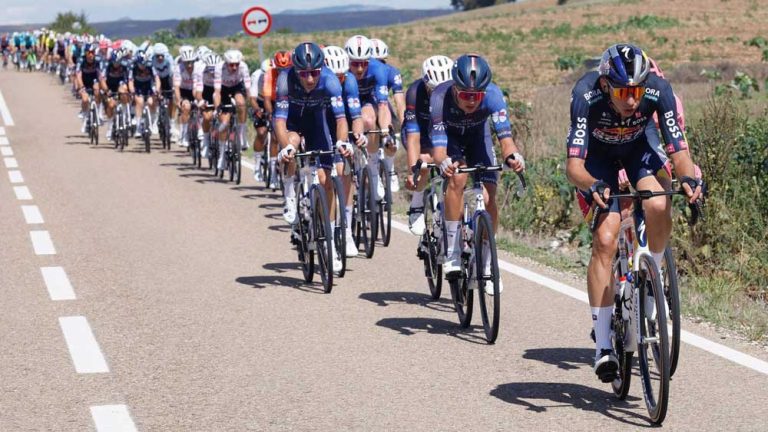 22.00-Roglic-wint-bergrit-en-neemt-eindelijk-rode-trui-over-van-O'Connor-in-Vuelta