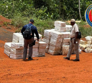 3 (19.00 uur) Joint operation with DEA leads to massive cocaine bust near illegal airstrip in