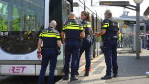 5 (20.00 uur)Man 19 opgepakt voor beschieting tram in Rotterdam