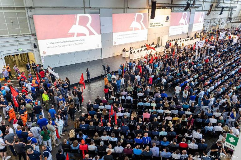 8 Honderden Volkswagen-werknemers protesteren omdat sluiting fabrieken dreigt