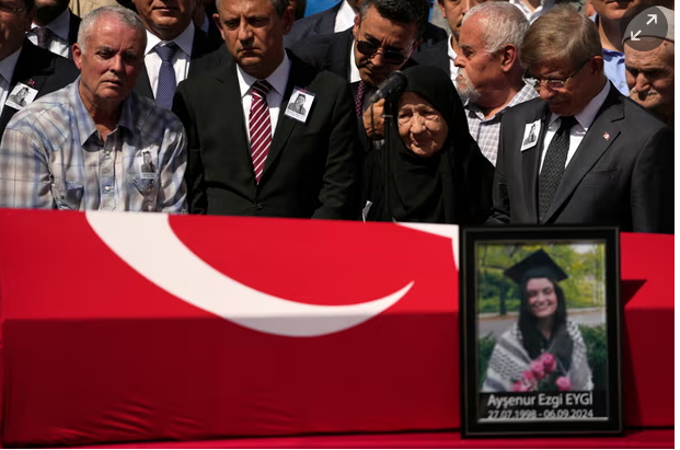 9 (08.00 uur)Funeral for slain Turkish American Ayşenur Ezgi Eygi draws hundreds