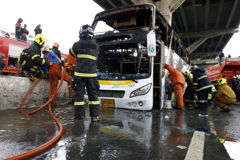 2 (16.00 uur) Children among dead after Thailand bus fire