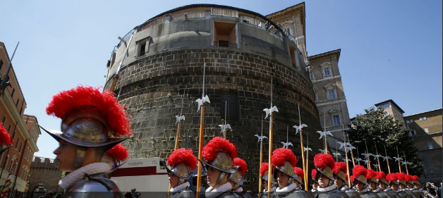 4 (21.00 uur) Vatican Bank fires employees after they marry