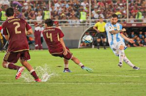 4. (21.00 uur) Messi wijst naar veld na