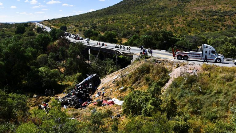 Minstens 19 doden bij busongeluk Mexico