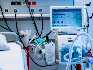 1 (16.00 uur) Surgeon finds oxygen concentrators and intensive care ventilators for MMC