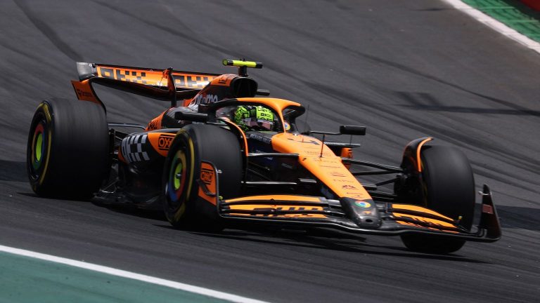 18.00 Norris wint sprintrace in Brazilië en loopt drie punten in op bestrafte Verstappen